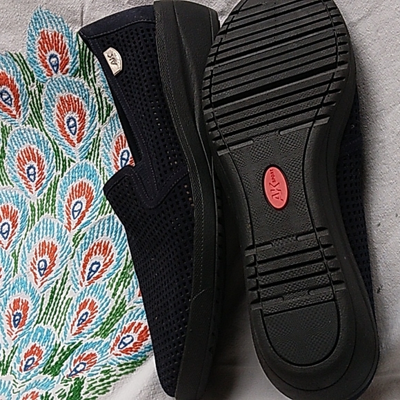 Anne Klein - perforated navy blue wedges size 10 1/2 - Picture 4 of 5